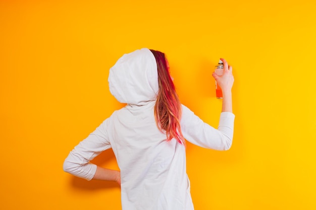 Stile di vita creativo ragazza adolescente freelance lavoro artistico lato lavoro concetto donna caucasica artista dipinto a mano murales su pareti interne in appartamento o scuola studio con colori acrilici