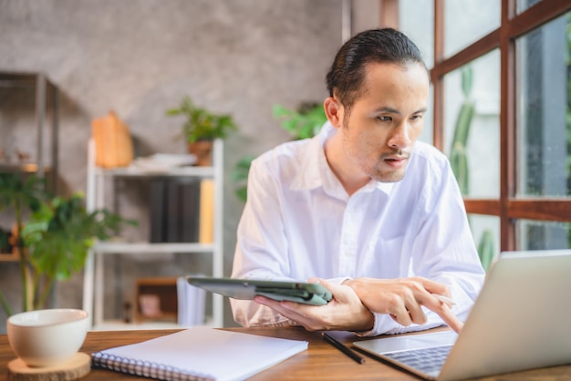 Stile di vita del lavoratore freelance aziendale che lavora da casa con la tecnologia del sistema di comunicazione online