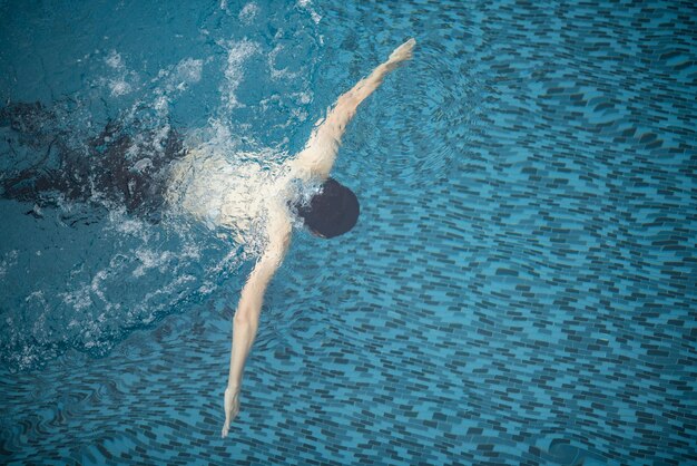 Stile di vita della donna asiatica con acqua estiva, giovane ragazza che indossa articoli da bagno per nuotare nella piscina d'acqua, tempo di vacanza in vacanza per rilassarsi e felice con un sano divertimento per il tempo libero