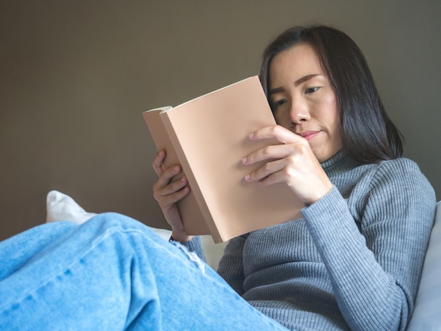 Stile di vita della donna dell'Asia in casa