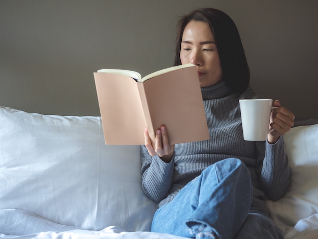 Stile di vita della donna dell'Asia in casa