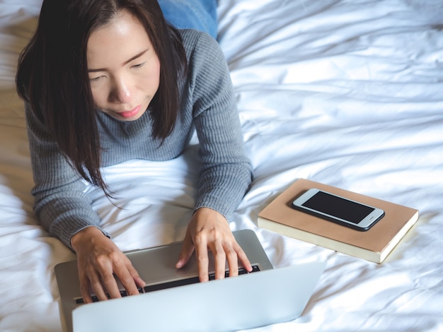 Stile di vita della donna dell'Asia in casa