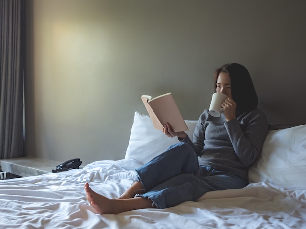 Stile di vita della donna dell'Asia in casa