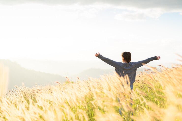 Stile di vita della donna felice, ragazza sorridente alzata a braccia aperte, relax all'aperto attivo nella natura
