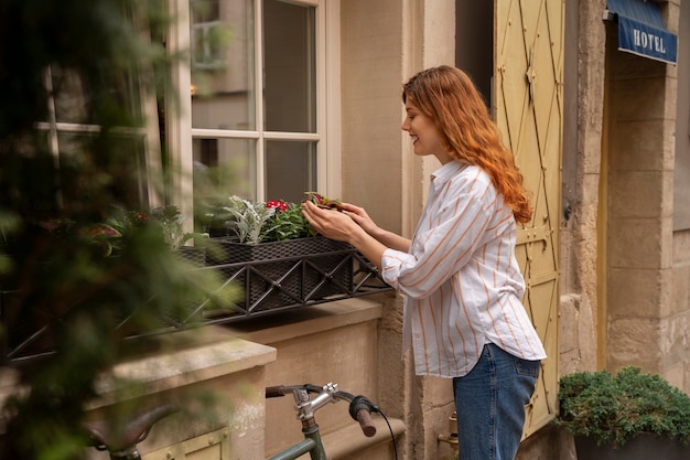 Stile di vita della persona che decora la porta d'ingresso