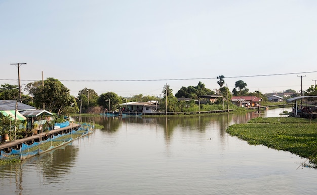 Stile di vita di andresidence domestico di riverside occidentale della Tailandia