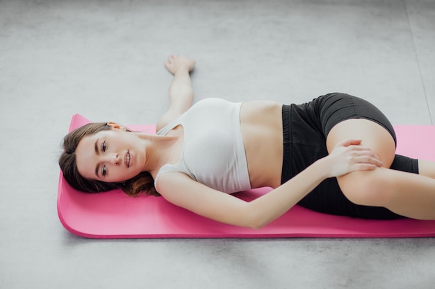 Stile di vita di assistenza sanitaria ragazza sportiva. Yoga per principianti, concetto di benessere