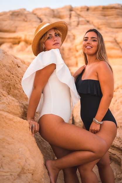 Stile di vita di una coppia di ragazze lesbiche caucasiche che si godono l'estate sulla spiaggia