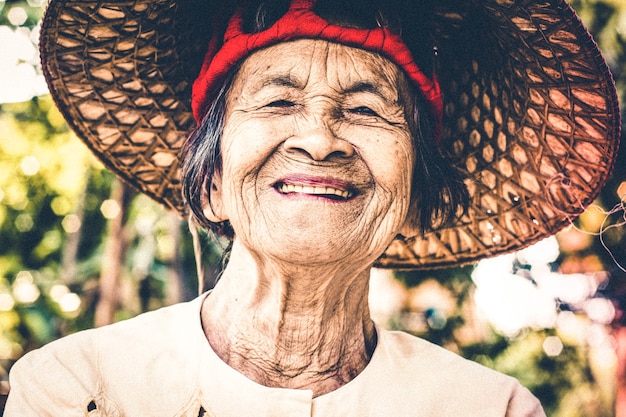 Stile di vita di una donna asiatica anziana. Ritratto di donna asiatica sorridente che lavora all'agricoltura di lavoro agricolo dopo il pensionamento. Stile di vita all'aperto per un'idea di concetto di vita sana.