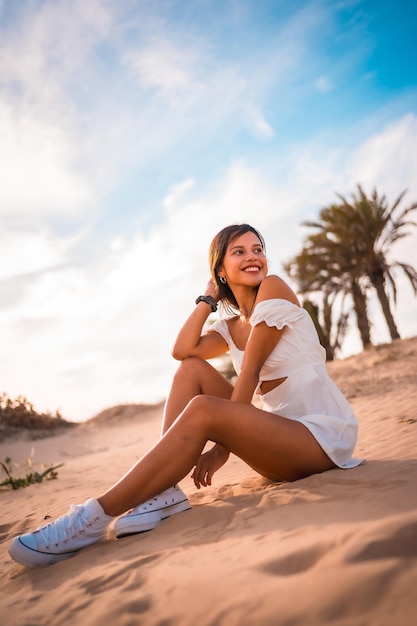 Stile di vita di una giovane donna caucasica bruna che si gode le vacanze sulla spiaggia in estate