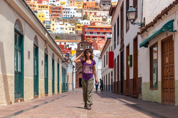 Stile di vita donna in vacanza passeggiando per la città di San Sebastian de la Gomera accanto alla Iglesia De La Asuncion Isole Canarie