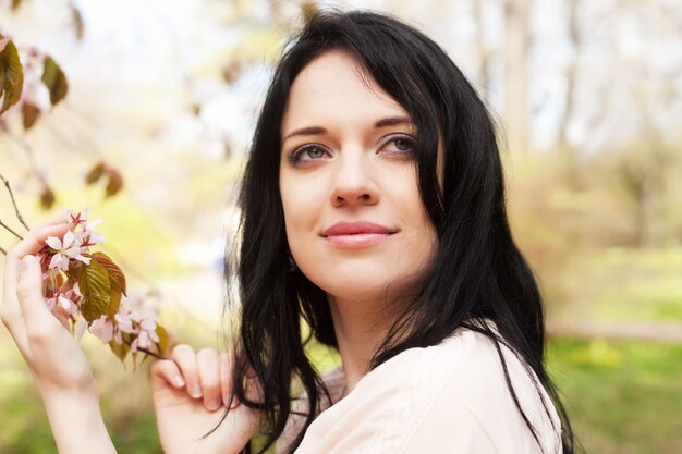 Stile di vita e concetto della gente: Bella giovane donna nel giardino del fiore