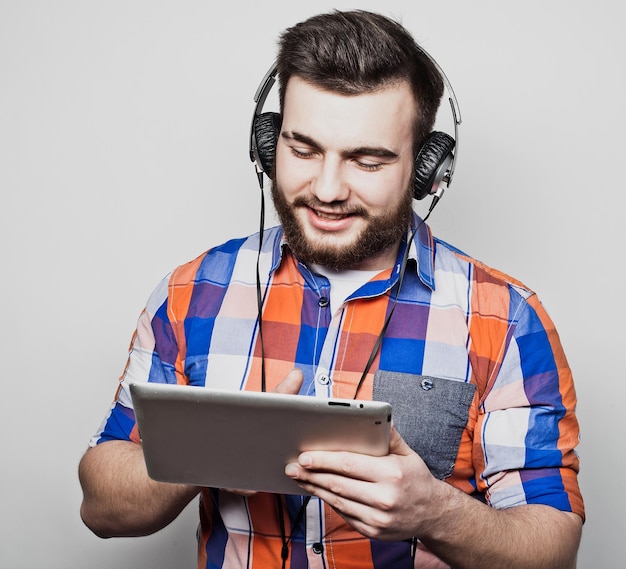 Stile di vita e concetto di istruzione uomo che ascolta l'audiolibro tramite le cuffie su sfondo bianco