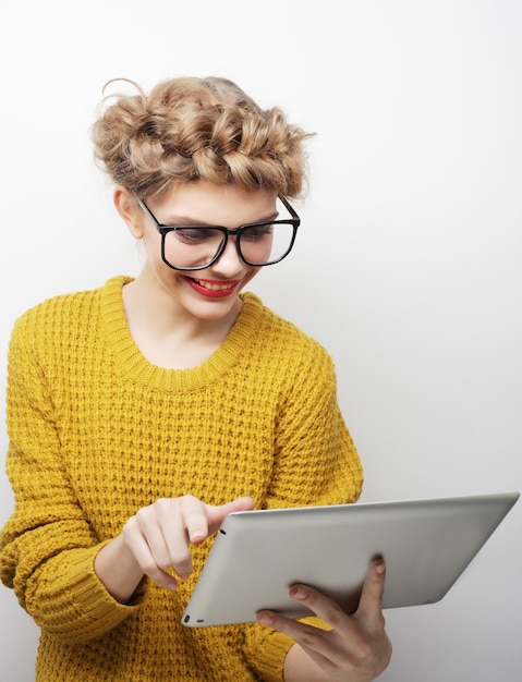 Stile di vita e concetto di persone: adolescente felice con gli occhiali con computer tablet pc