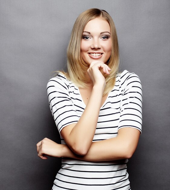 Stile di vita e concetto di persone Giovane ragazza bionda sorridente carina