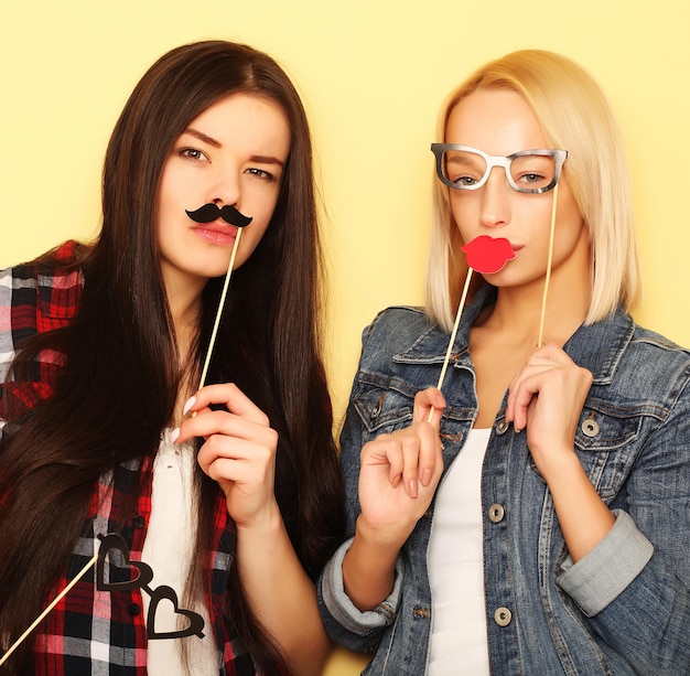 Stile di vita e concetto di persone ragazze alla moda pronte per la festa