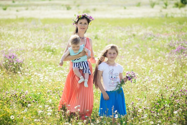 Stile di vita familiare felice. Giornata di sole per bambini felici.