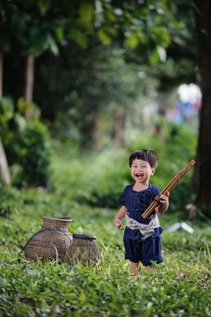 Stile di vita felice al lato del paese della Tailandia.