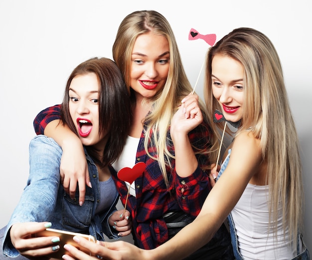 Stile di vita, felicità, concetto emotivo e di persone: ragazze divertenti, pronte per la festa, selfie