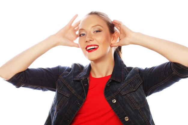 Stile di vita felicità emotiva e concetto di persone Bella giovane donna che indossa una camicia rossa che guarda la fotocamera e fa emozioni diverse su sfondo bianco