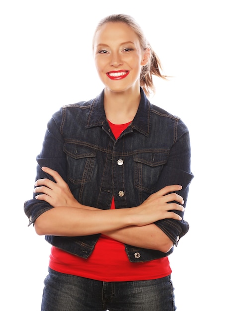 Stile di vita, felicità, emozioni e concetto di persone: Bella giovane donna che indossa una camicia rossa che guarda la telecamera e fa emozioni diverse su sfondo bianco