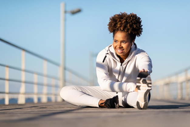 Stile di vita fitness Allenamento femminile nero sportivo all'aperto sul molo di legno