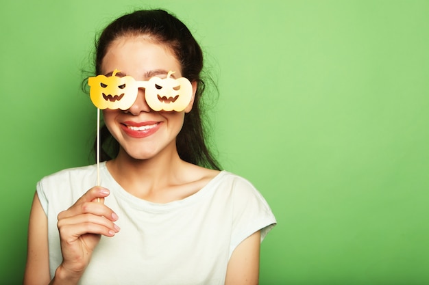 Stile di vita, moda e concetto di persone di giovane donna allegra pronta