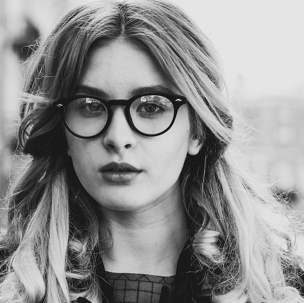 Stile di vita moda e concetto di persone ragazza bionda nella foto in bianco e nero della città d'estate