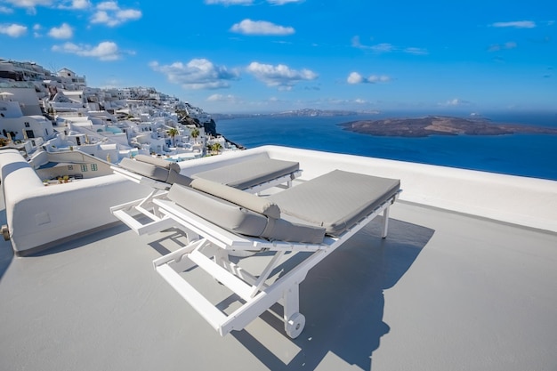 Stile di vita per il tempo libero Isola di Santorini, vista sulla caldera sul Mar Mediterraneo. Le sedie a sdraio rilassano il concetto