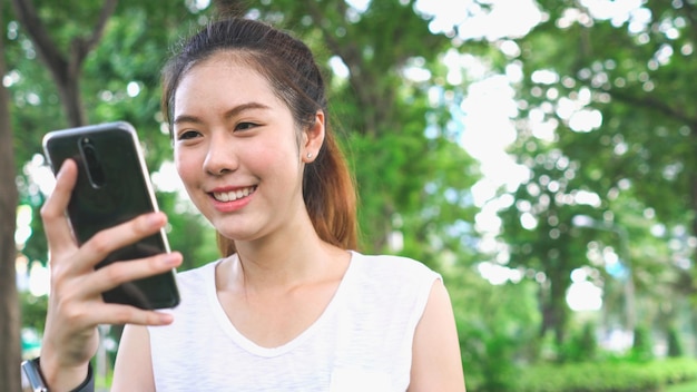 Stile di vita ritratto donna all'aperto città e utilizzando smartphone