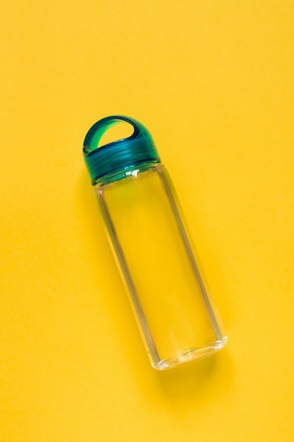 Stile di vita sano, abitudini salutari. Acqua della disintossicazione, macedonia, manubri dell'attrezzatura di sport sullo spazio blu della copia di vista superiore del fondo