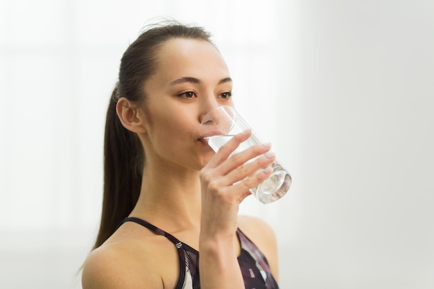 Stile di vita sano giovane donna che beve acqua fresca