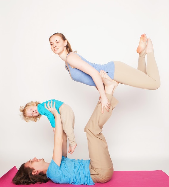 Stile di vita sport e concetto di persone yoga in famiglia