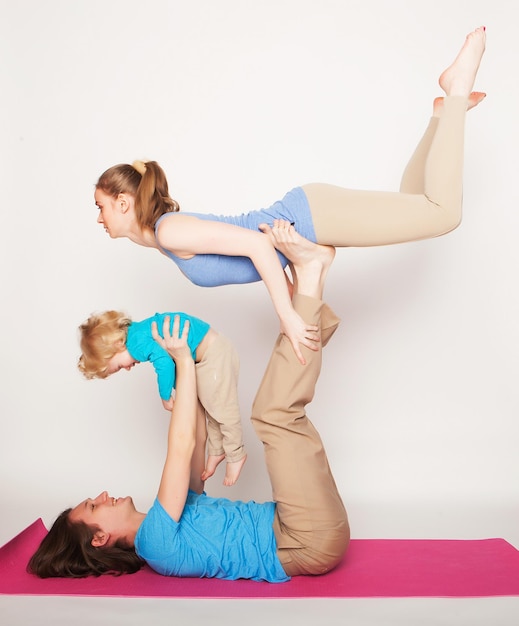 Stile di vita sport e persone concetto famiglia yoga tempo felice