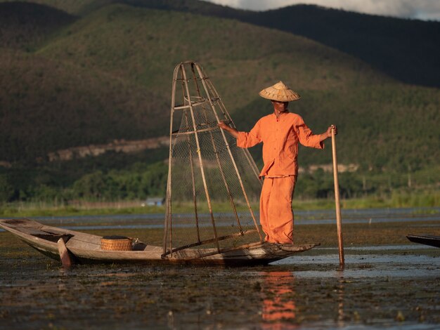 Stile di vita tradizionale dei pescatori birmani nel lago Inle