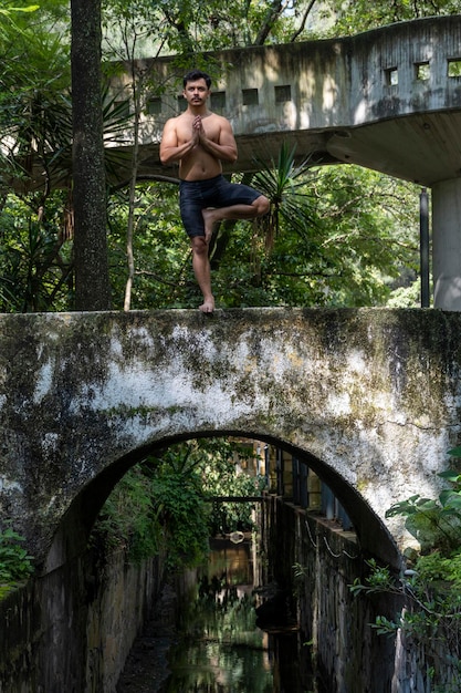 Stile di vita uomo yoga esercizio e posa per una vita sana Giovane o persone pongono equilibrio