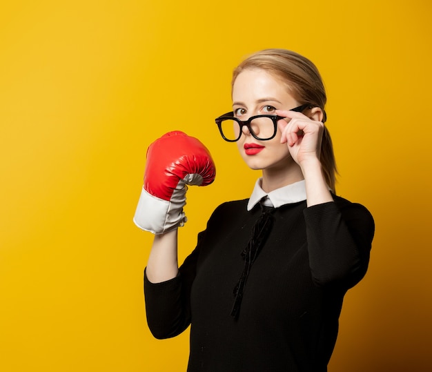 Stile donna in abiti formali neri con guantoni da boxe