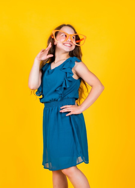 Stile formale bellezza bambino bellezza e moda parrucchiere salone di bellezza infanzia felicità piccola moda modello piccola ragazza in vestito bambino con un sorriso felice che sembra così elegante perfetto look elegante