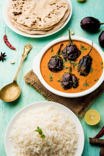 Stile indiano Chawli Aloo subjiÃƒÂ‚Ã‚Â o sabzi, fagioli lunghi e patate fritte, servite in una ciotola, messa a fuoco selettiva