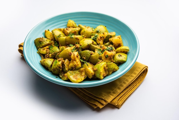 Stile indiano Tinda o Tinde ki Sabzi chiamato anche melone rotondo zucca indiana Zucca rotonda indiana o zucca indiana ripiena ricetta secca o curry saltata in padella