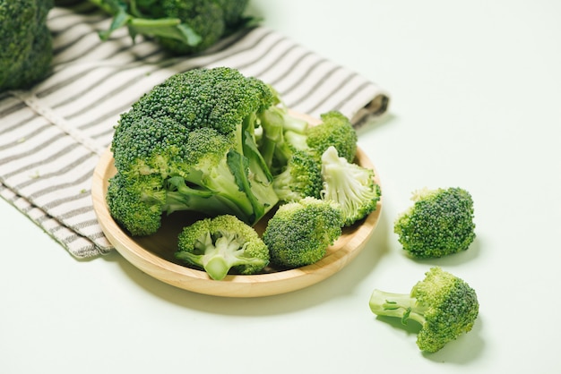 Stile moderno dei broccoli isolati su sfondo verde.