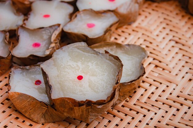 Stile tradizionale del dolce cotto a vapore cinese della tazza del dessert.