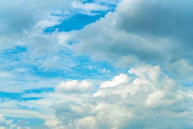 Stile unico delle nuvole a cielo aperto per lo sfondo.