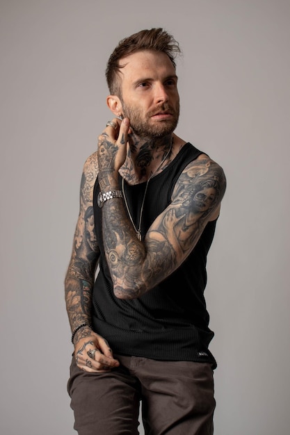 Stile uomo tatuato Homem tatuado estiloso moda moda barba barba