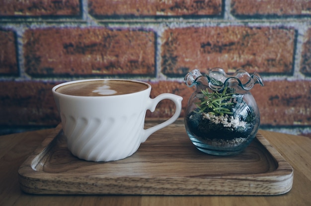 Stile vintage della tazza di caffè e vaso sul tavolo