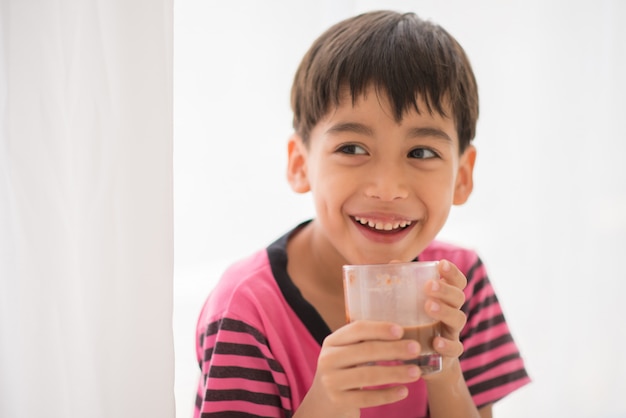 Stile vintage di colore del latte alimentare del ragazzino