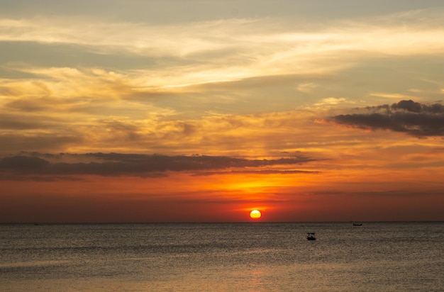 Stili liberi della siluetta della spiaggia al tramonto nel cielo e nelle persone dell'acqua delle vacanze