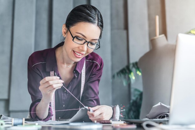 Stilista che modella i vestiti di moda Concetto di vestiti del progettista