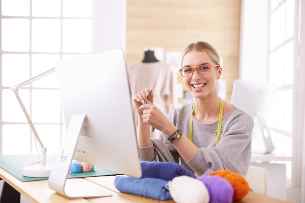 Stilista che utilizza computer tablet in studio