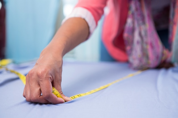 Stilista femminile al lavoro